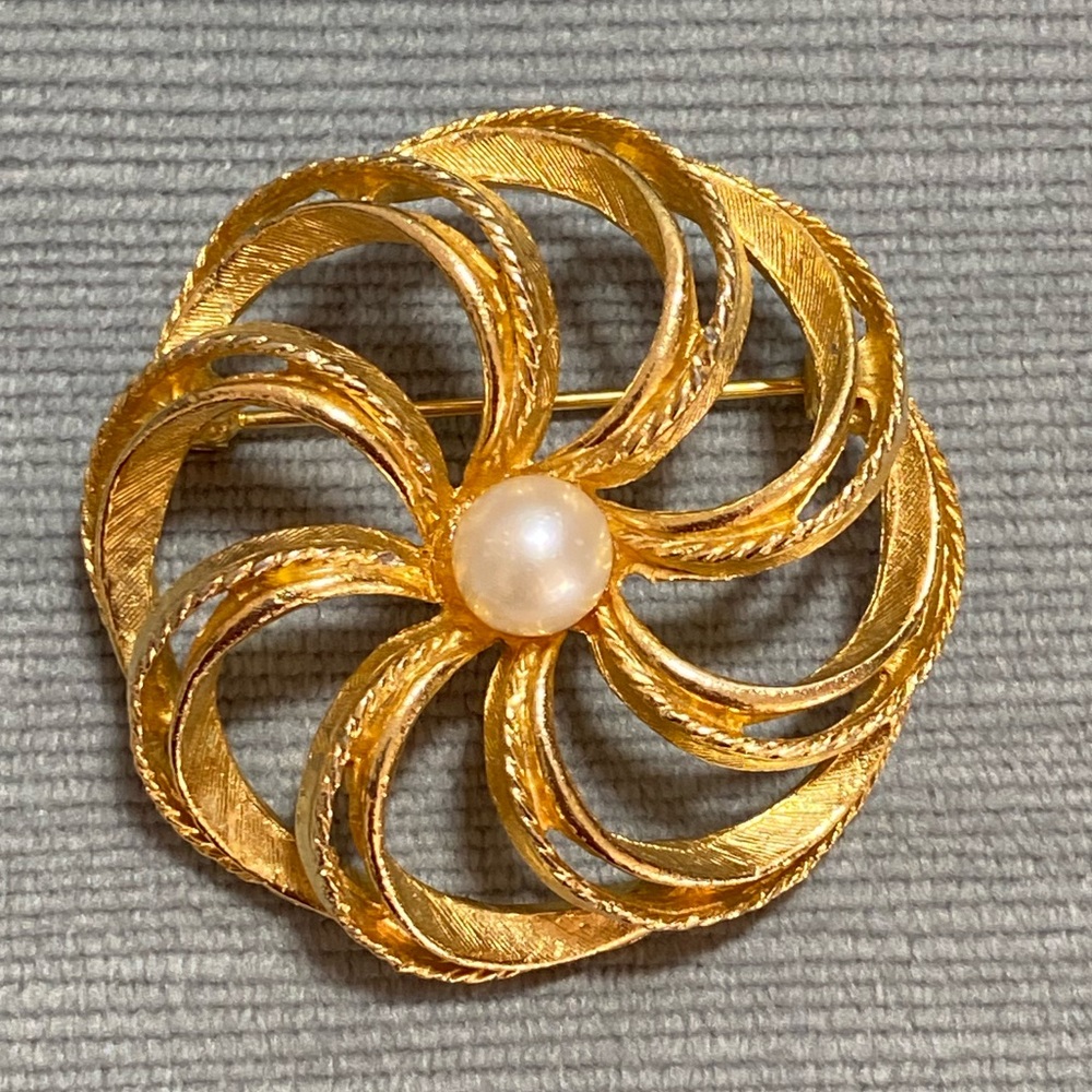Vintage gold tone Capri signed flower brooch with pearl center EUC 1.75“ diam.